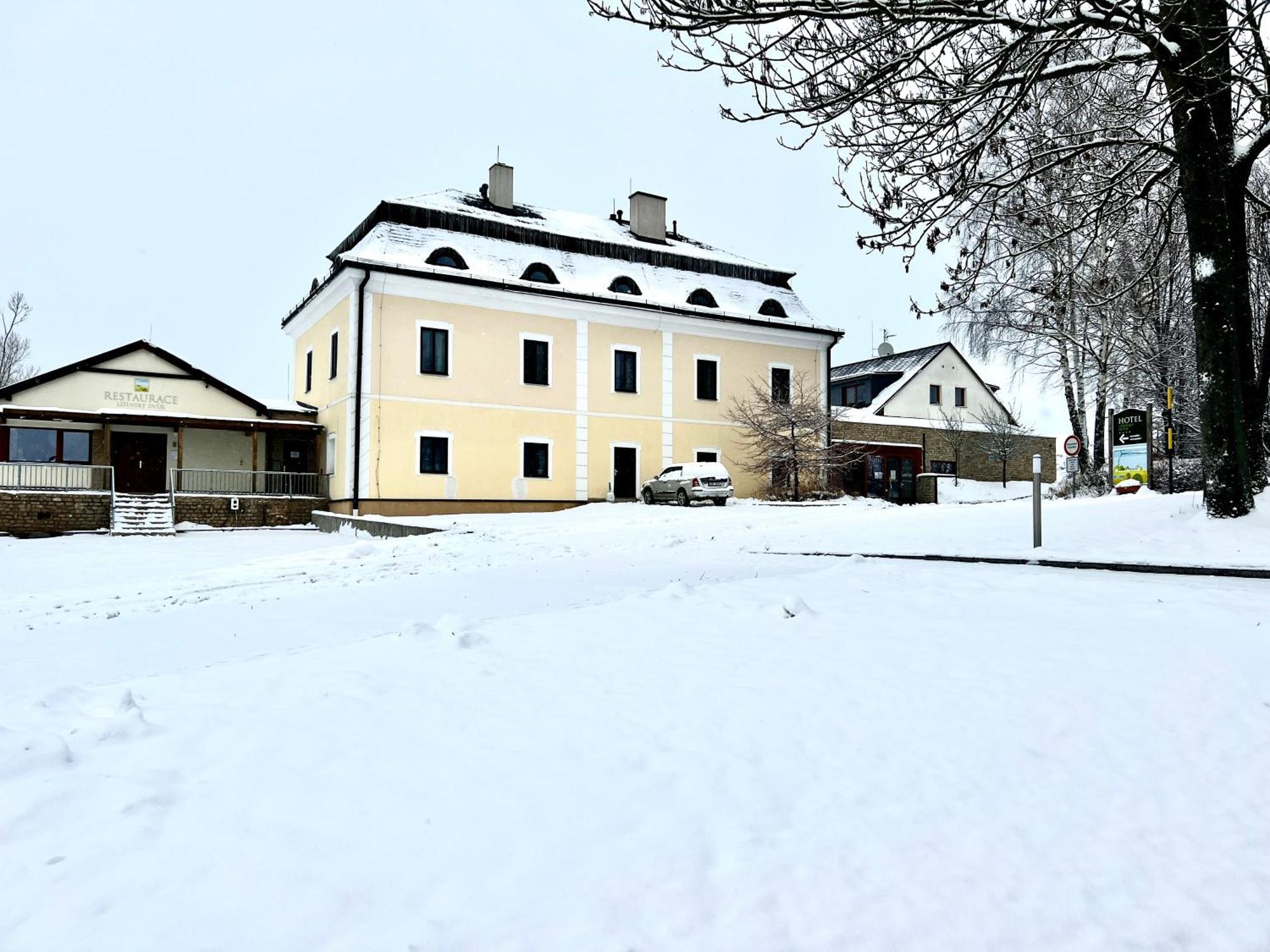 Lisensky Dvur Hotell Sněžné Eksteriør bilde